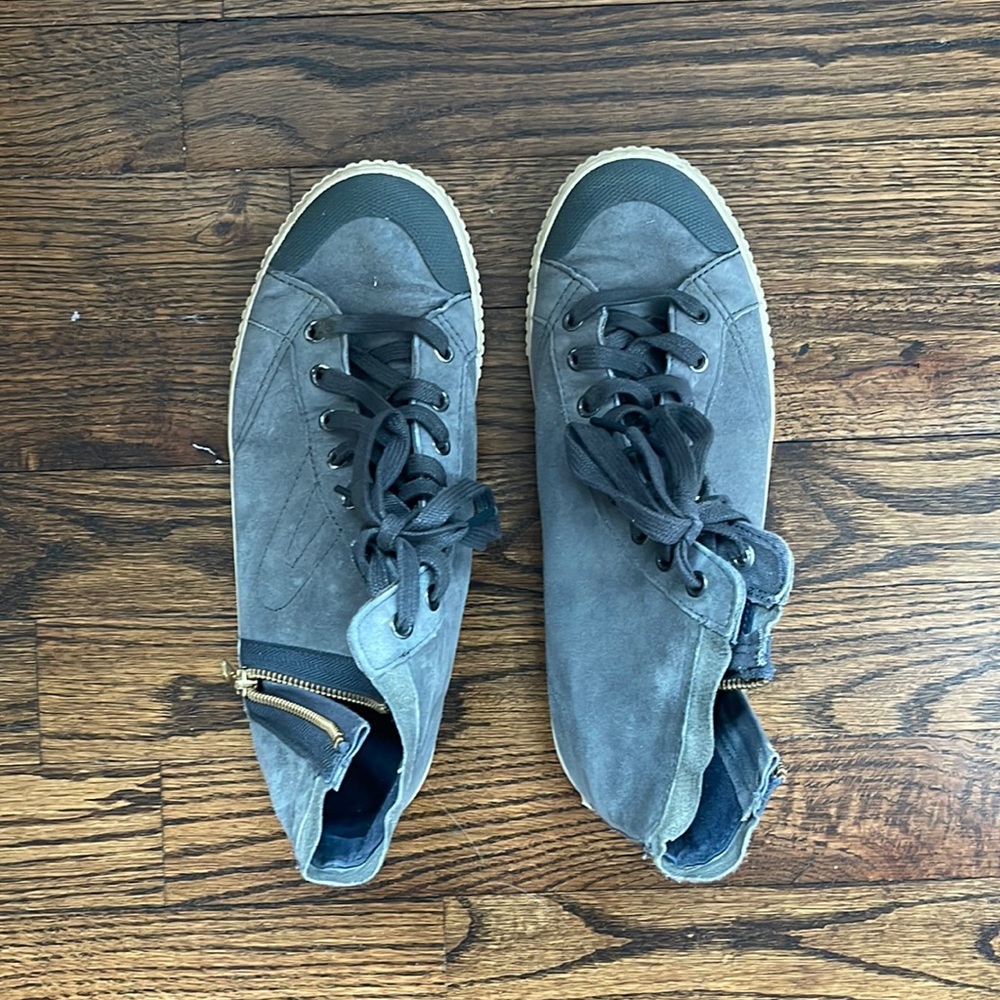 Tretorn sneakers in good condition! Color: grey